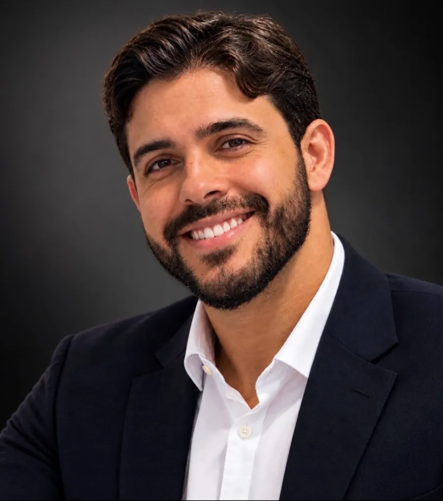 O Dr. Arcanjo Victor sorrindo